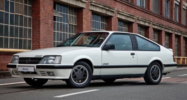 Но също така се появява при Opel, който продава две поколения на Monza fastback купе между 1977 и 1986 г Италианската връзка означава, че Ferrari печели този път